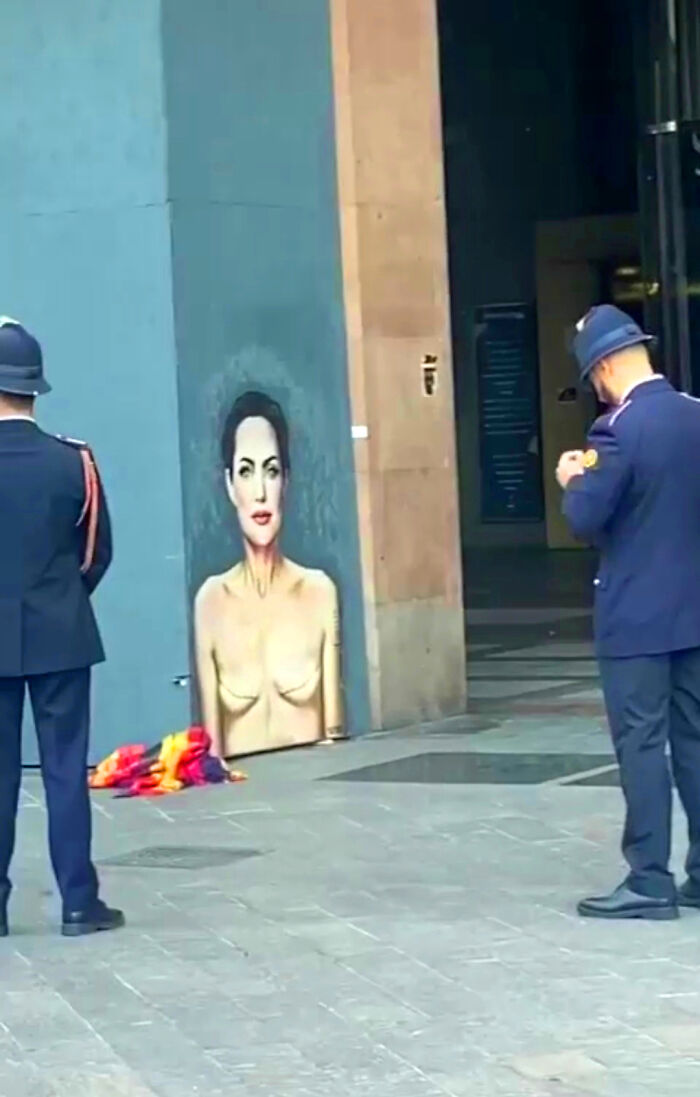 Milan Removed The Famous Mural With Angelina Jolie With Mastectomy Scars Painted By Alexsandro Polombo Milan Removed The Famous Mural With Angelina Jolie With Mastectomy Scars Painted By Alexsandro Polombo