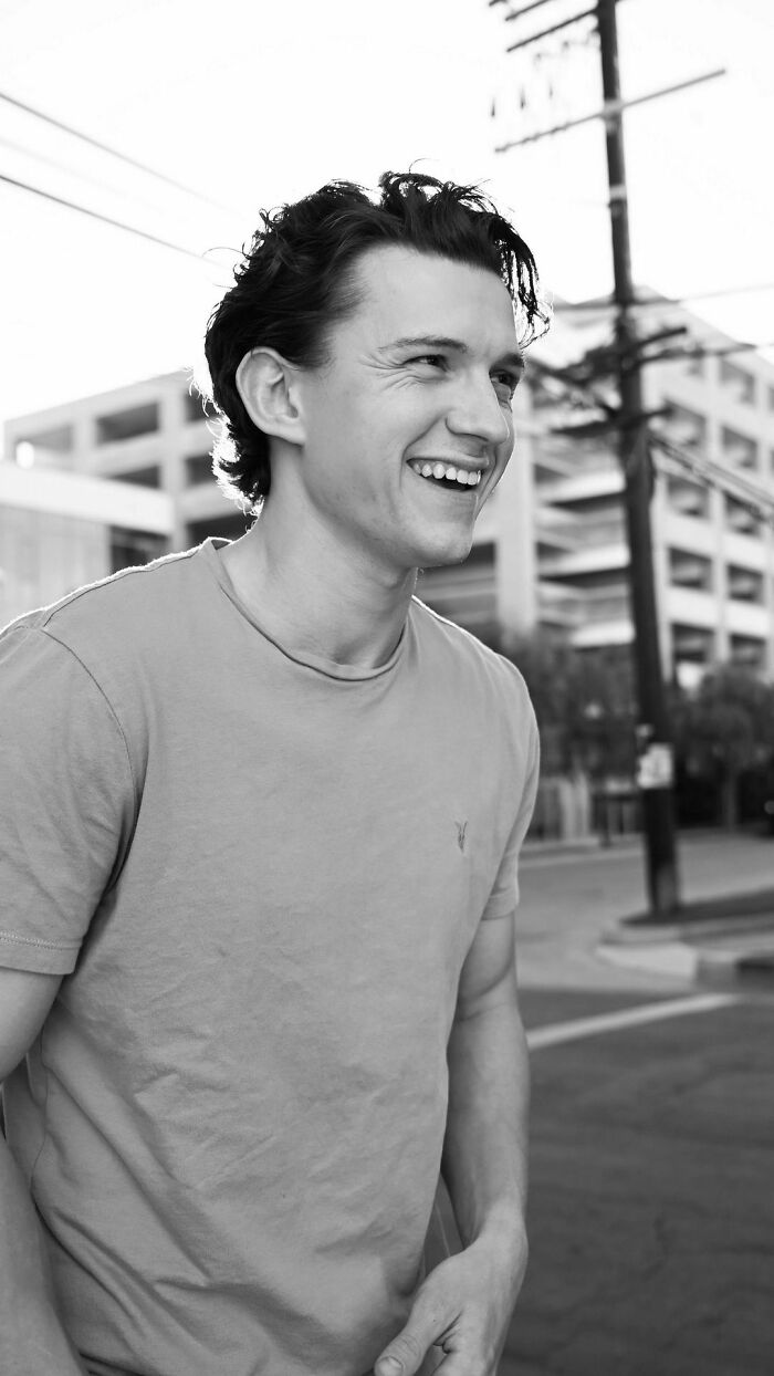 36-Year-Old Emmy Rossum Is Playing The Mom Of 27-Year-Old Tom Holland, And People Are Questioning The Age Gap 36-Year-Old Emmy Rossum Is Playing The Mom Of 27-Year-Old Tom Holland, And People Are Questioning The Age Gap