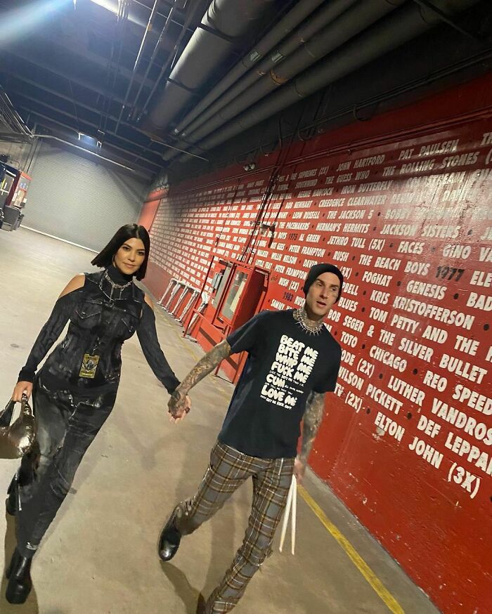 44-Year-Old Kourtney Kardashian Announces Her Pregnancy At Blink-182 Concert And Shows Off Her Baby Bump 44-Year-Old Kourtney Kardashian Announces Her Pregnancy At Blink-182 Concert And Shows Off Her Baby Bump