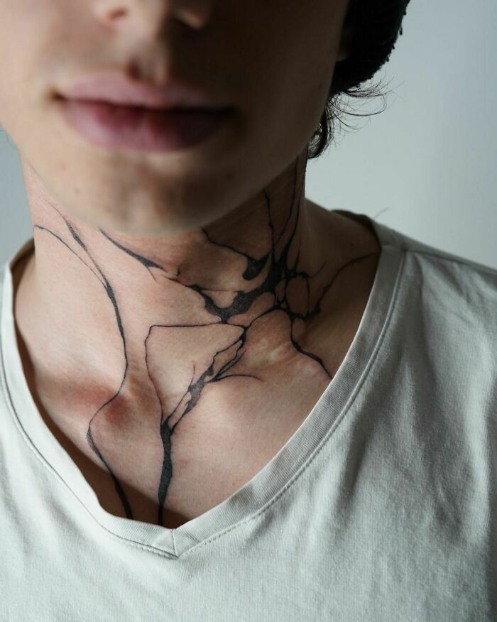 Neck tattoo with black abstract lines, highlighted for its viral attention. Neck tattoo with black abstract lines, highlighted for its viral attention.