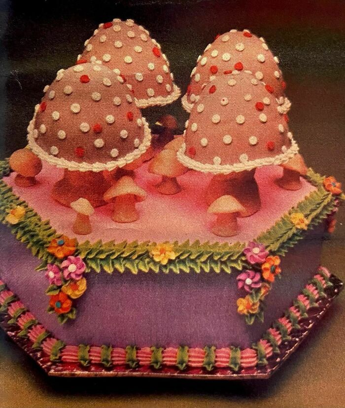 Lithuanian Christmas Eve Cake (Wilton Yearbook 1977 Cake Decorating)