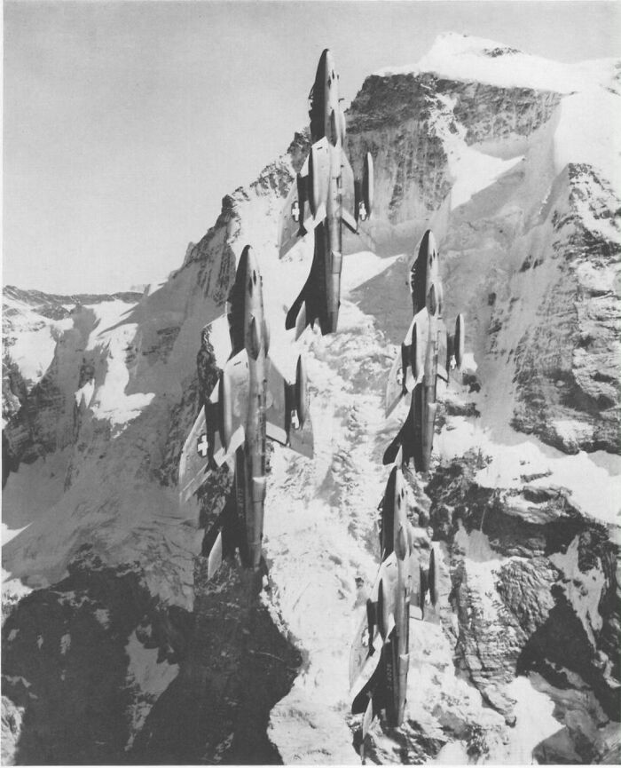(1967) El equipo acrobático de la fuerza aérea suiza haciendo un giro frente a los Alpes