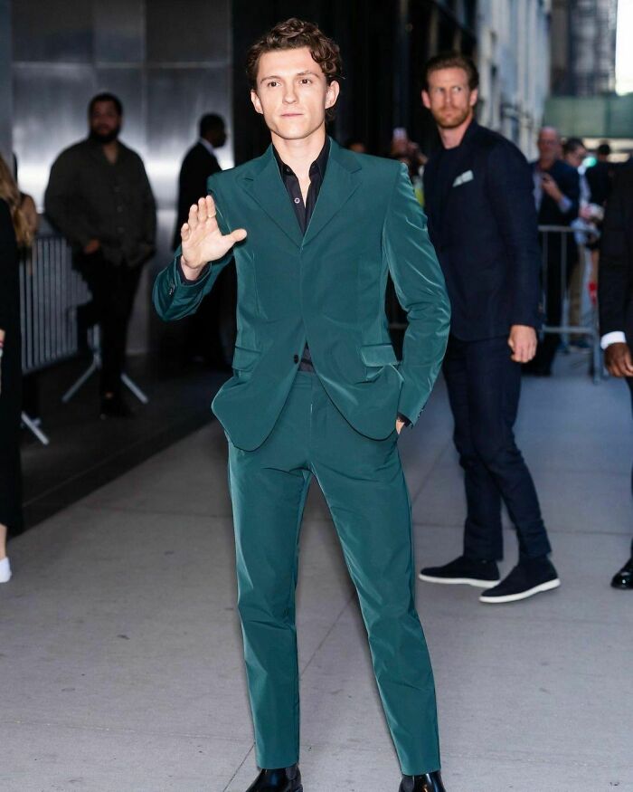 36-Year-Old Emmy Rossum Is Playing The Mom Of 27-Year-Old Tom Holland, And People Are Questioning The Age Gap 36-Year-Old Emmy Rossum Is Playing The Mom Of 27-Year-Old Tom Holland, And People Are Questioning The Age Gap