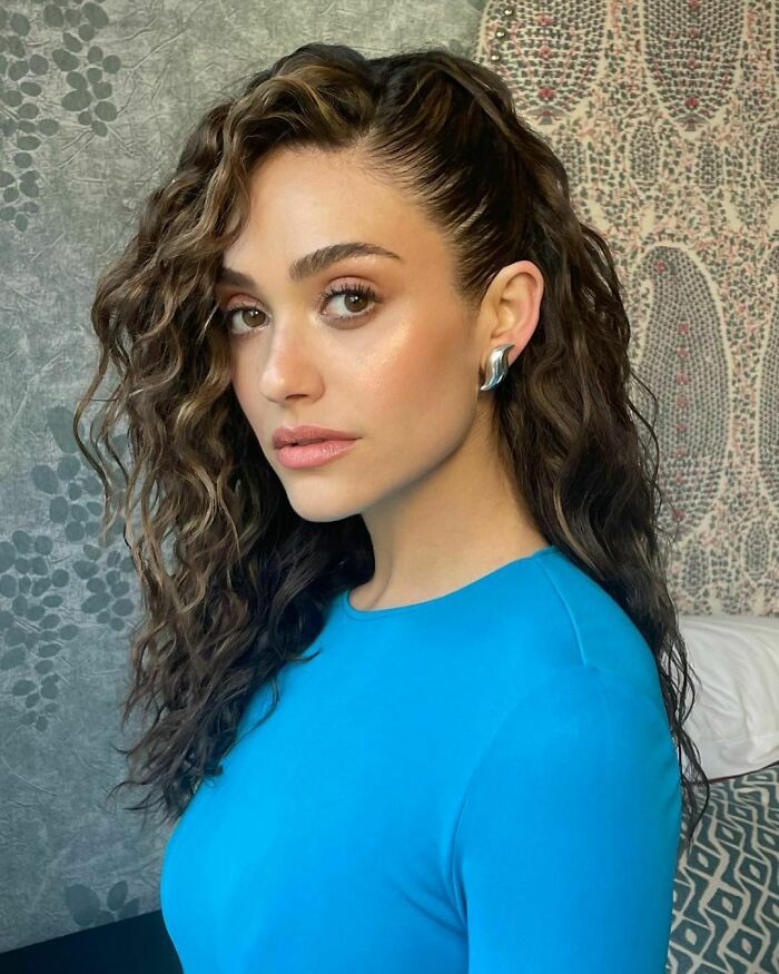 36-Year-Old Emmy Rossum Is Playing The Mom Of 27-Year-Old Tom Holland, And People Are Questioning The Age Gap 36-Year-Old Emmy Rossum Is Playing The Mom Of 27-Year-Old Tom Holland, And People Are Questioning The Age Gap