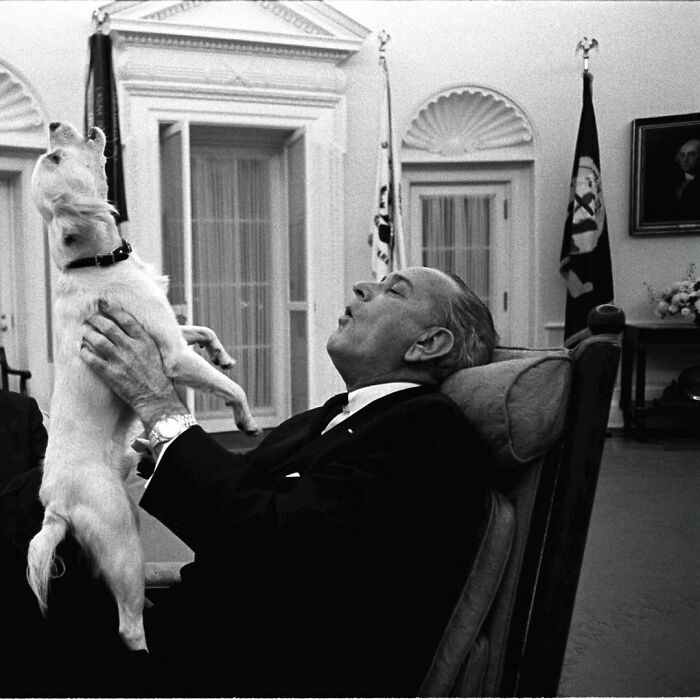 Lyndon B. Johnson cantando con su perro Yuki en 1968