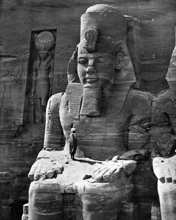 Hombre en el regazo de la estatua de Ramsés en Egipto, 1856