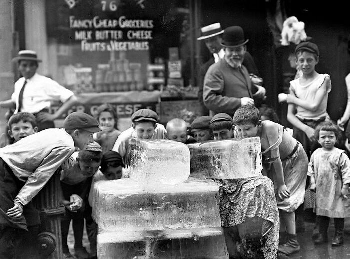 Licking Blocks Of Ice During A Heatwave In New York In 1911