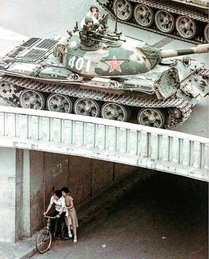 Pareja escondida bajo un puente tras la masacre de la plaza de Tiananmen, 1989