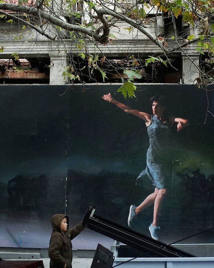 Photographer Captures Unbelievable Coincidences In The Streets