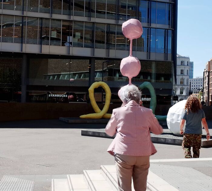 Photographer Captures Unbelievable Coincidences In The Streets