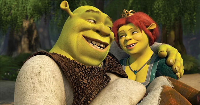 En Shrek (2001), Fiona finalmente acaba con Shrek, sólo después de transformarse en un ogro verde para siempre