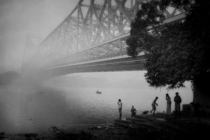 Early Morning Under Howrah Bridge. Kolkata, India. Platinum Palladium Print On Hahnemuhle Platinum Rag. 24x36cm