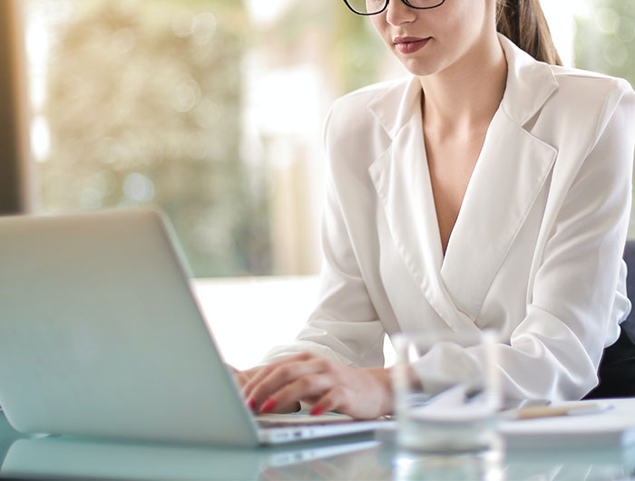 Boss Hides A Camera In New Hire’s Office, Doesn’t Realize She Found It On Day 1 After His Oddly Specific Remarks Roused Her Suspicions Boss Hides A Camera In New Hire’s Office, Doesn’t Realize She Found It On Day 1 After His Oddly Specific Remarks Roused Her Suspicions