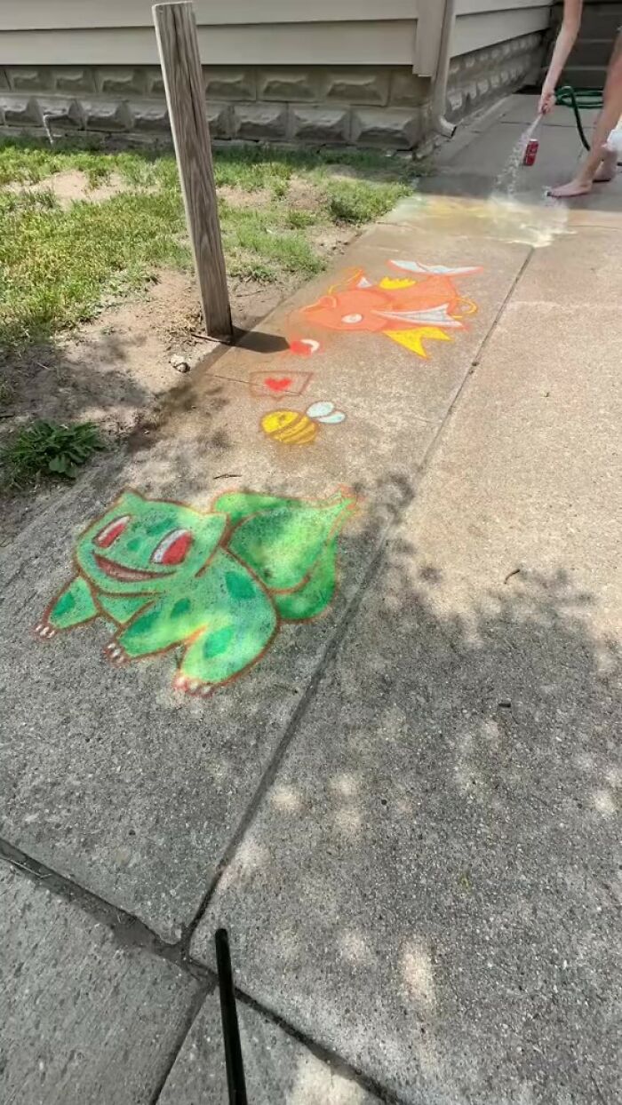 Landlord's Wife Enraged By Tenant's Chalk Artistry Asks Her To Wash It Off, Tenant Stands Her Ground