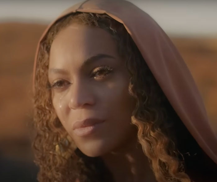Beyoncé looking at someone and crying 