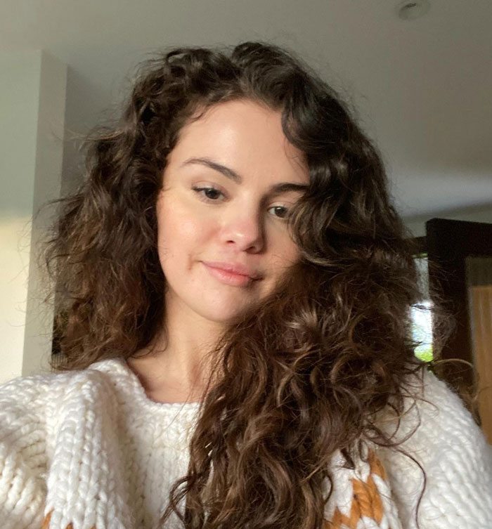Selena Gomez taking a selfie wihout make up on 