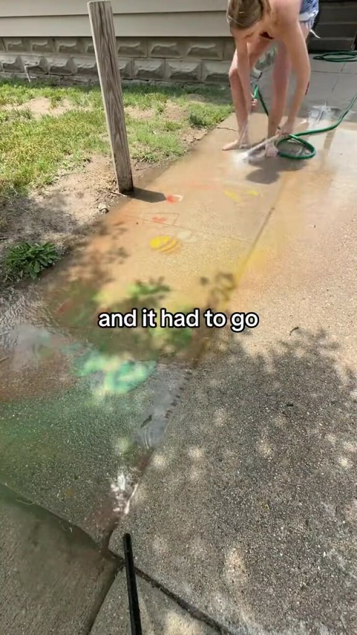Landlord's Wife Enraged By Tenant's Chalk Artistry Asks Her To Wash It Off, Tenant Stands Her Ground Landlord's Wife Enraged By Tenant's Chalk Artistry Asks Her To Wash It Off, Tenant Stands Her Ground