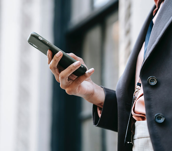 Management Tell Employees They Can't Use Their Phones After Work, Regret It Almost Immediately Management Tell Employees They Can't Use Their Phones After Work, Regret It Almost Immediately