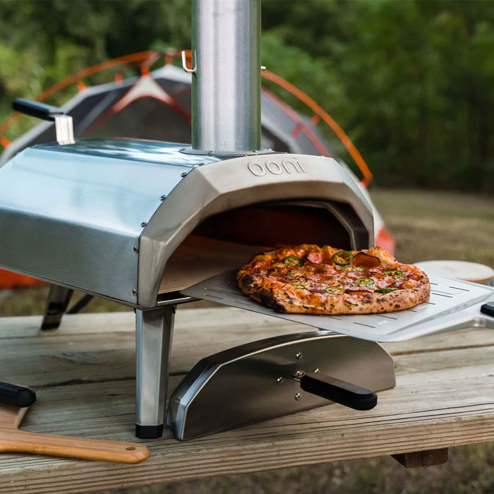  Outdoor pizza oven with pizza 