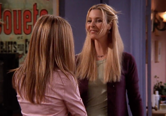 Phoebe and Rachel talking at the apartment 