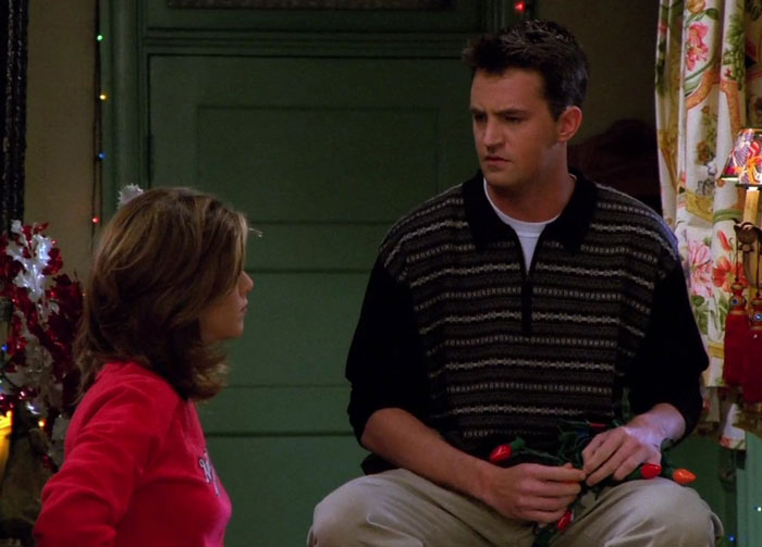Chandler and Rachel decorating Christmas tree 