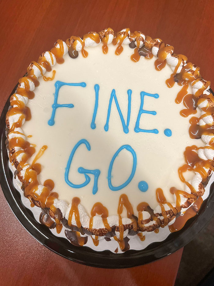 Mis compañeros me trajeron un pastel para mi último día de trabajo