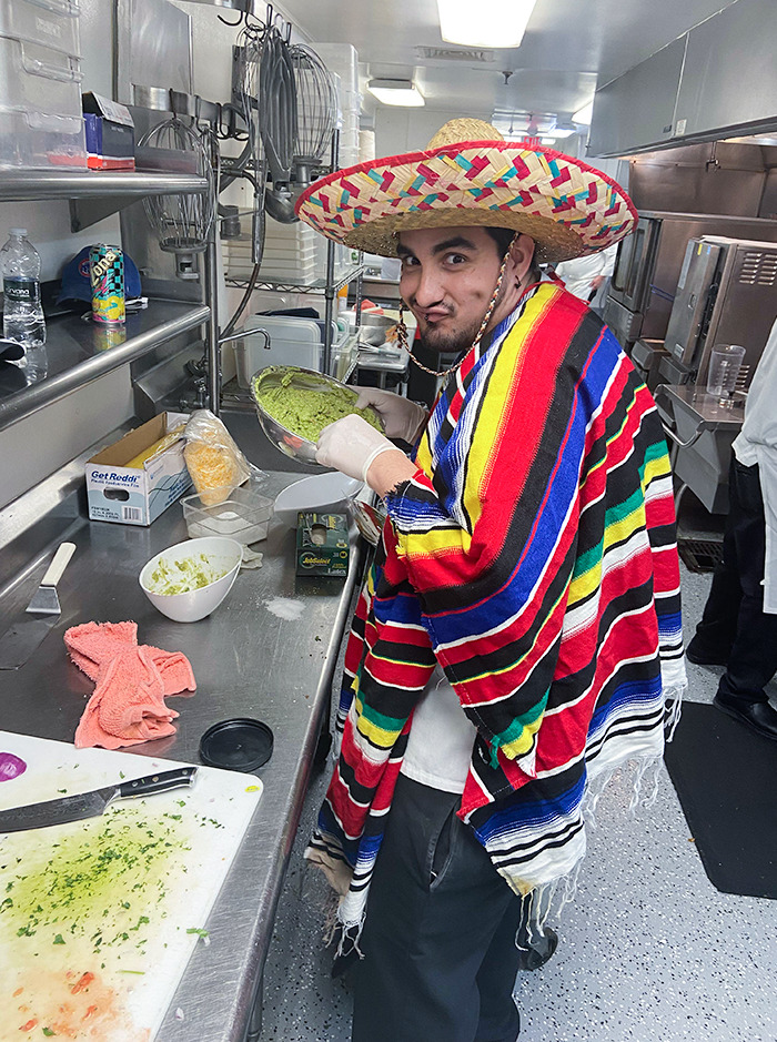 Unos días tarde, pero aquí está mi compañero de trabajo mexicano en el Cinco de Mayo. Llevó esto todo el día mientras servíamos enchiladas y guacamole