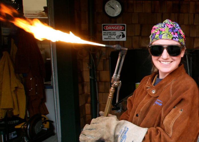 Man Cheats On Fiancé With An Ex, Demands She Return His $190 Engagement Ring, So She Does, Infuriating Him Endlessly