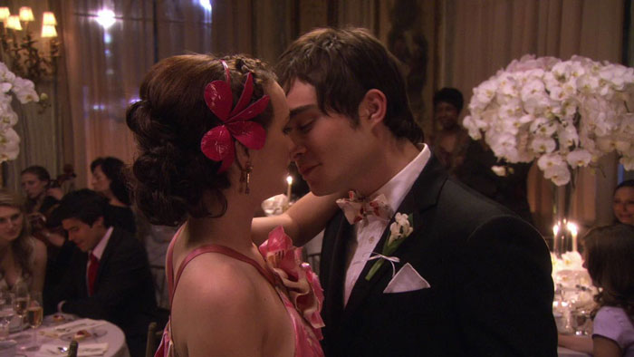 Blair and Chuck dancing and kissing 