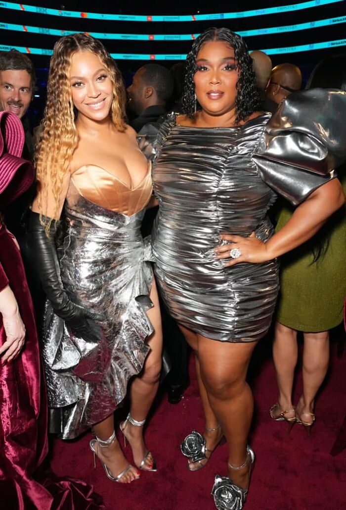 Miren, lo siento, pero Beyoncé parece envuelta en papel aluminio. Sé que es Beyoncé, pero esto es horrible. El de Lizzo tampoco es lindo pero no es TAN feo