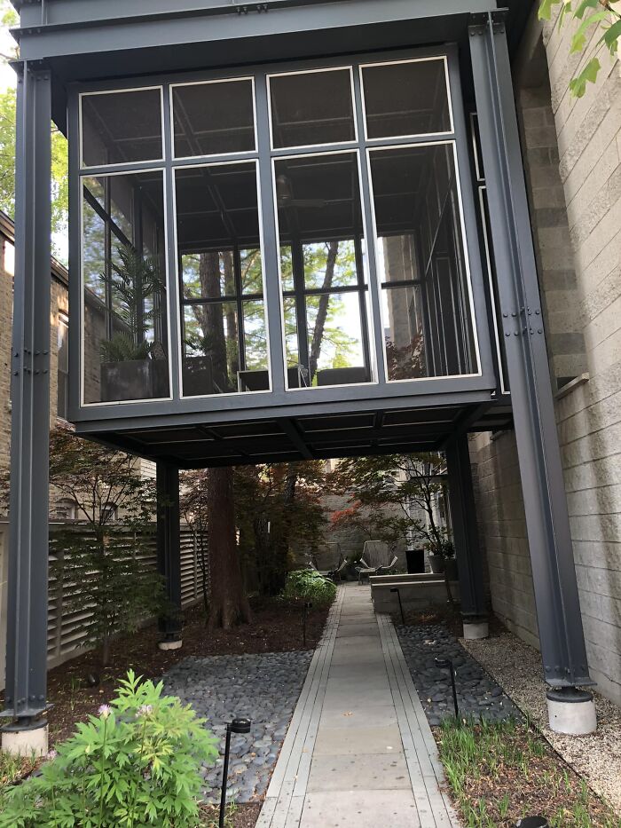 This Screened-In Porch/Room Caught My Eye In Chicago. (There Is A Glassed-In Room Above It￼.)