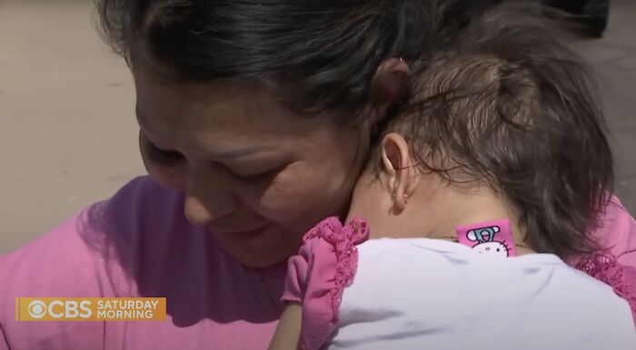 “I Got You”: A Homeless Man Rescues Family As They Jump From A Burning Building “I Got You”: A Homeless Man Rescues Family As They Jump From A Burning Building