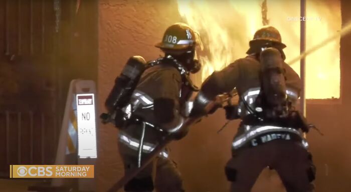 “I Got You”: A Homeless Man Rescues Family As They Jump From A Burning Building “I Got You”: A Homeless Man Rescues Family As They Jump From A Burning Building