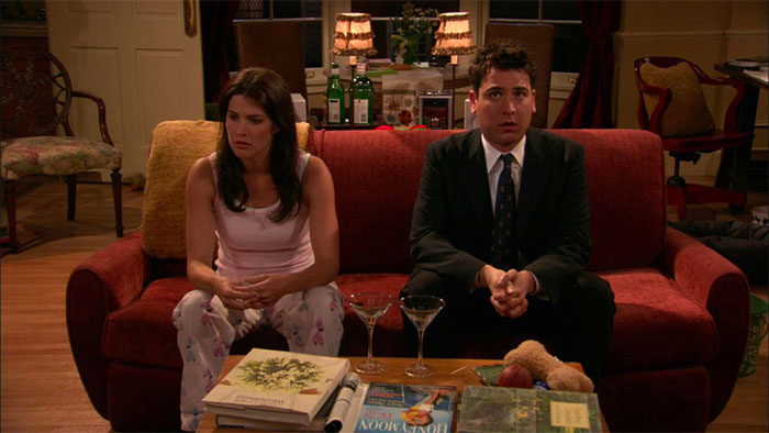 Ted Mosby and Robin Scherbatsky siting on a sofa