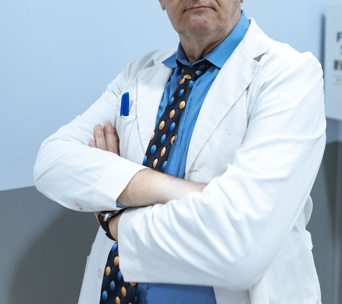 Medical Assistant Accidentally Cuts Heart Surgeon During Surgery, Who Leaves Abruptly, Dodges The Bullet When He Returns Minutes Later Medical Assistant Accidentally Cuts Heart Surgeon During Surgery, Who Leaves Abruptly, Dodges The Bullet When He Returns Minutes Later