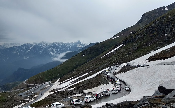 Picture of huge traffic on Rohtang Pass in India