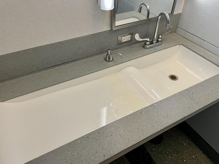 This Sink At Chicago O‘Hare International Airport. How Does It Fully Drain?