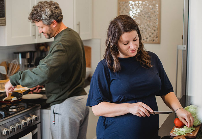 Pregnant Woman Feels Guilty For Ordering Chicken Wings And Upsetting Her Vegetarian MIL, Asks For Advice Online