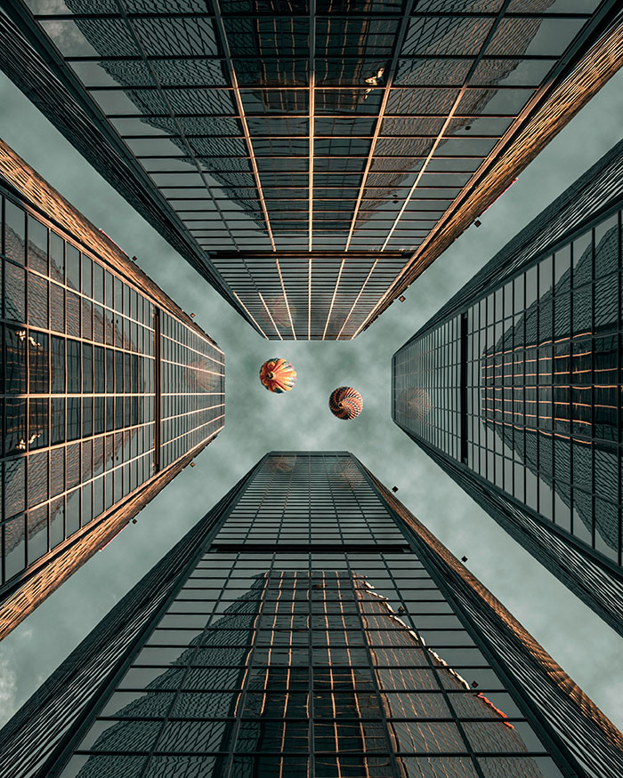 Air ballons over the buildings