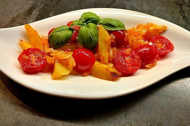 schnelle-und-einfache-kartoffel-tomaten-pfanne-649ea722e427a.jpg