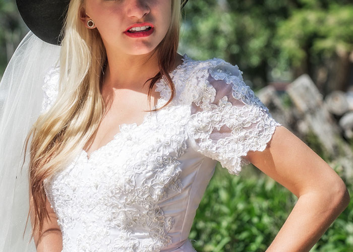 Bride Doesn't Want Brother's Husband "Ruining The Aesthetic" In Wedding Photos, Is Surprised When They Leave The Party Bride Doesn't Want Brother's Husband "Ruining The Aesthetic" In Wedding Photos, Is Surprised When They Leave The Party