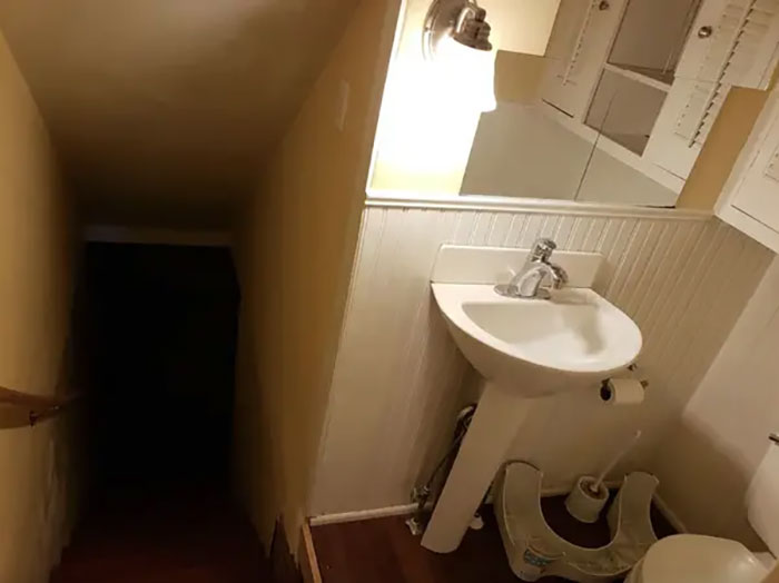 Entrada al sótano en el cuarto de baño