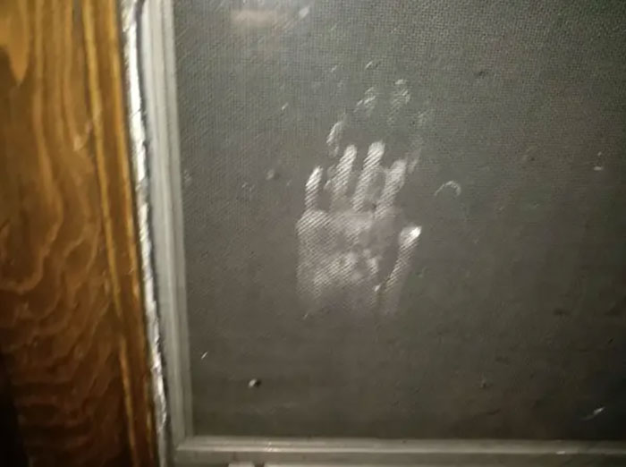 Last Night I Hear A Tapping And Snaps. Looked At The Window And..this Is On The Outside. Not The Inside.(I Am In A Two Story House, Second Floor. Under The Window Is A Roof Above The Front Door)