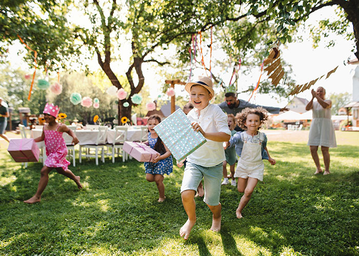 Teen Refuses To Babysit 16 Kids, Gets Woken Up With Ice-Cold Water On Her Face The Next Morning Teen Refuses To Babysit 16 Kids, Gets Woken Up With Ice-Cold Water On Her Face The Next Morning
