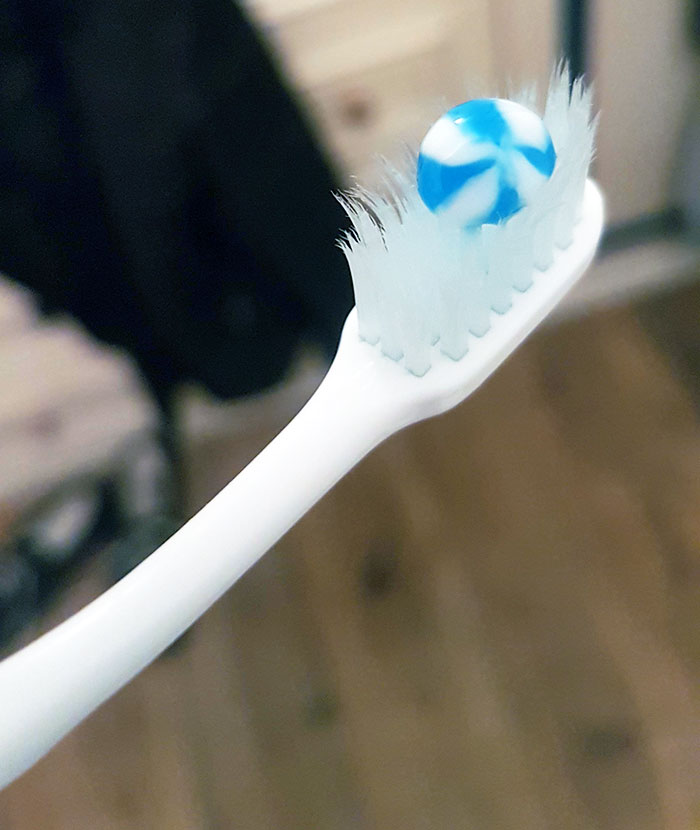 La bolita de pasta de dientes perfecta parece un caramelo duro