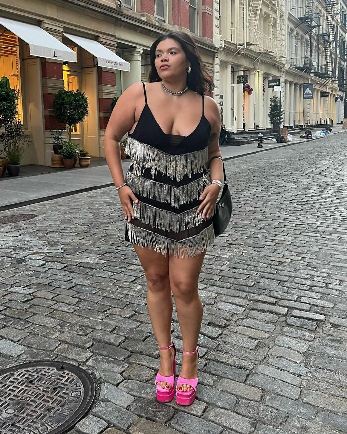 Influencer Gets To Leave Disappointed After Photographers On A Red Carpet Didn’t Take Her Picture Despite Her Striking Various Poses