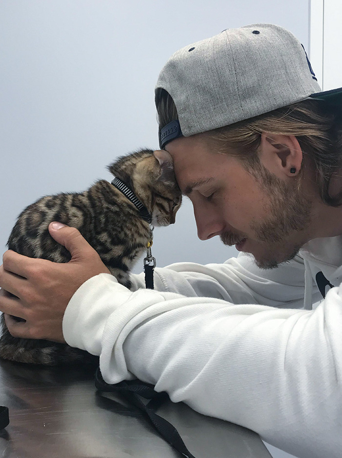 Mi marido consolando a nuestro gatito en el veterinario 