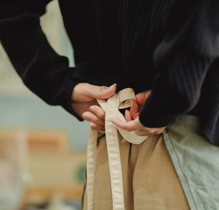 Heavy Door Falls On Employee, Boss Screams At Her Instead Of Helping, Comes To Regret It Greatly Heavy Door Falls On Employee, Boss Screams At Her Instead Of Helping, Comes To Regret It Greatly