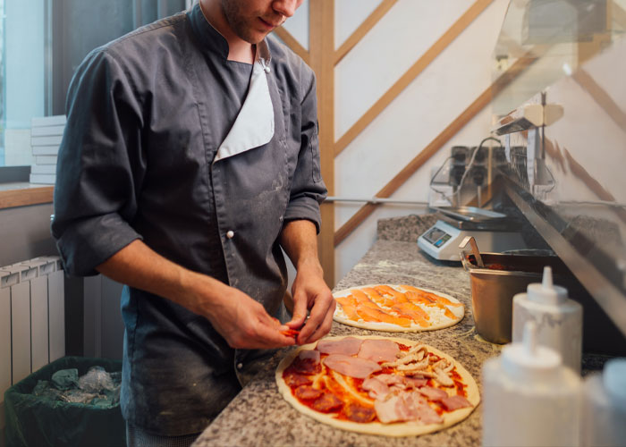 Worker Scolded For Trying To Buy A Homeless Man Pizza, Customer Finds A Brilliant Loophole Worker Scolded For Trying To Buy A Homeless Man Pizza, Customer Finds A Brilliant Loophole