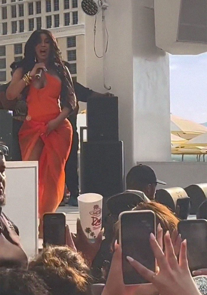 Cardi B Was Splashed By A Drink Thrown By Fan While She Was Performing, So She Fought Back Cardi B Was Splashed By A Drink Thrown By Fan While She Was Performing, So She Fought Back